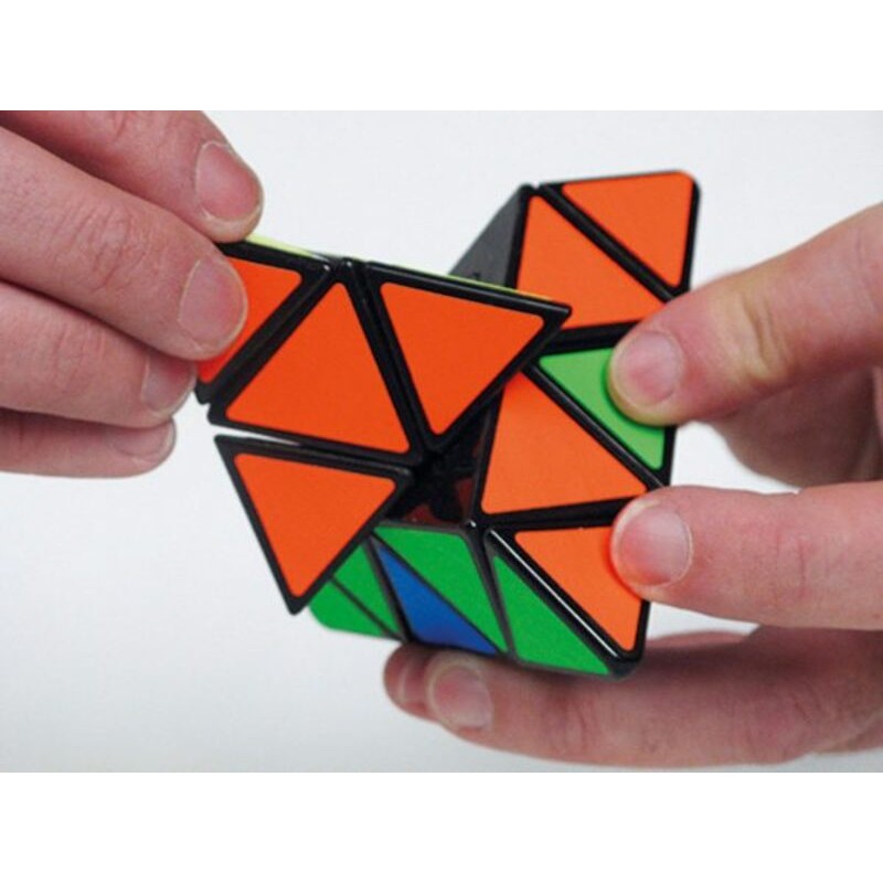 Pyraminx es un rompecabezas de RecentToys.