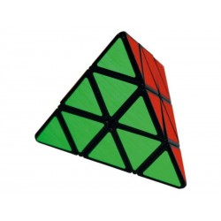 Pyraminx es un rompecabezas de RecentToys. 2