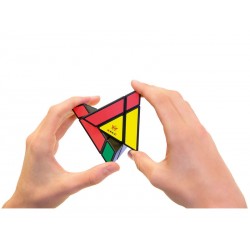 Pyraminx Edge es un puzzle lógico con forma triangular de RecentToys. 2