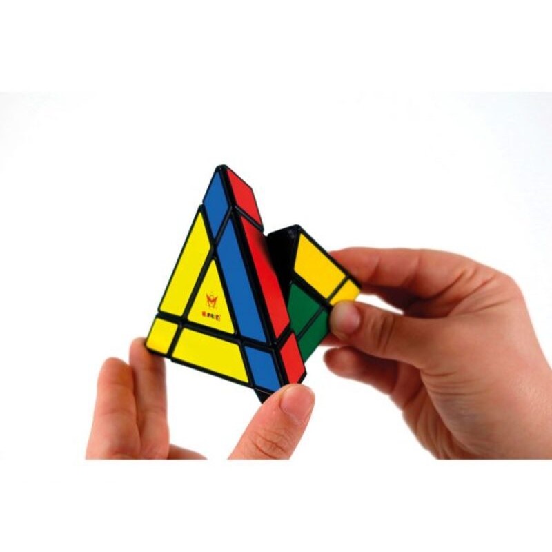 Pyraminx Edge es un puzzle lógico con forma triangular de RecentToys.