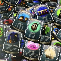 El Mortal es un divertido juego de cartas en el que tendrás que evitar las cartas de muerte. Editado por Átomo Games 2
