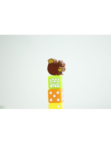 Grove es un divertido y bonito juego de cartas para un jugador, distribuido por Cantarero Coca.