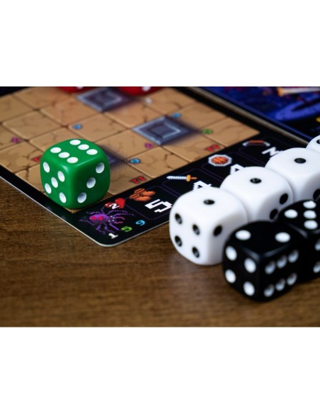 Mazmorra en 1 carta es un juego de dados y mazmorreo para jugar en solitario. Editado por Maldito Games.