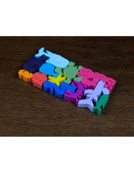 Seatax es un juego de lógica con figuras de madera a partir de 7 años. Editado por Maldito Games.