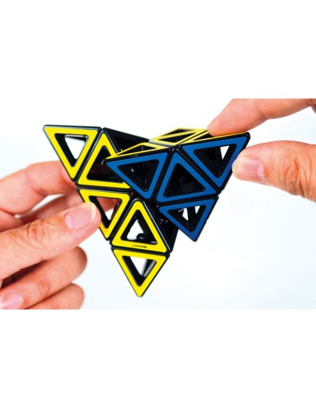 Hollow Pyraminx es un rompecabezas en forma triangular de Recenttoys.