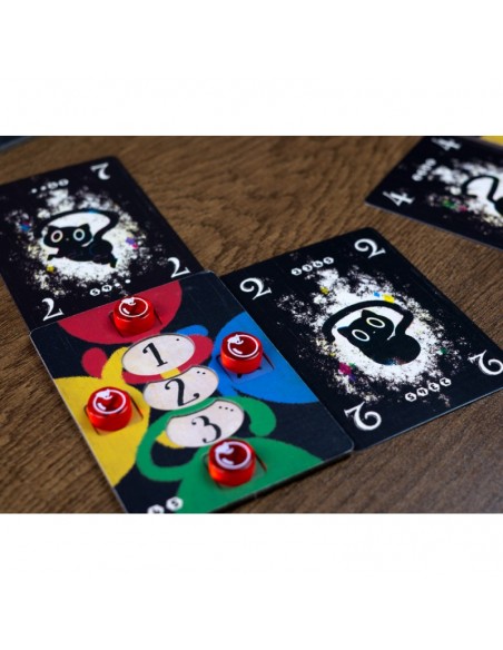 Cat in the Box es un juego de bazas en el que hay que combinar números y colores. Editado por Maldito Games.