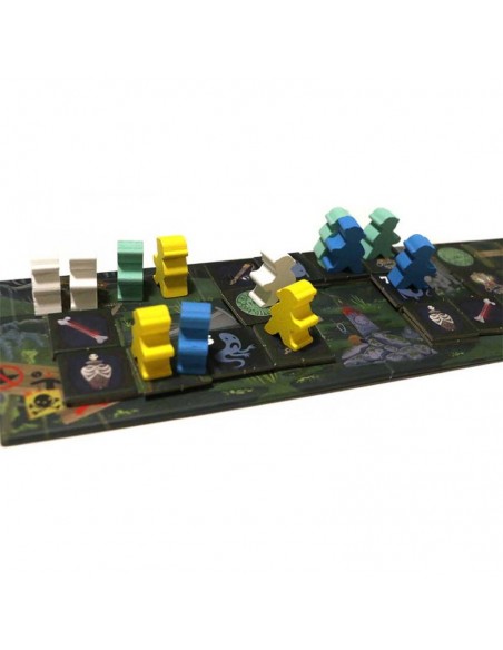 Ghost of the Moor es un juego de recorrido y colección de sets editado por 2Tomatoes.