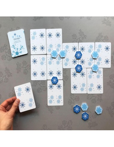 Winter es un juego de cartas para dos jugadores de la editorial Devir.